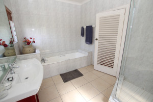 treetopsroombathroom